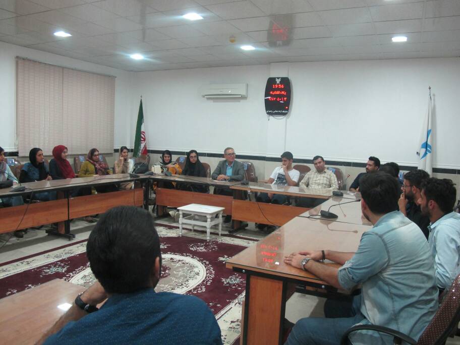 اعضای حلقه مطالعاتی اندیشه اوز در تالار شیخ سعدی دانشگاه آزاد اسلامی اوز به گفتگو نشستند