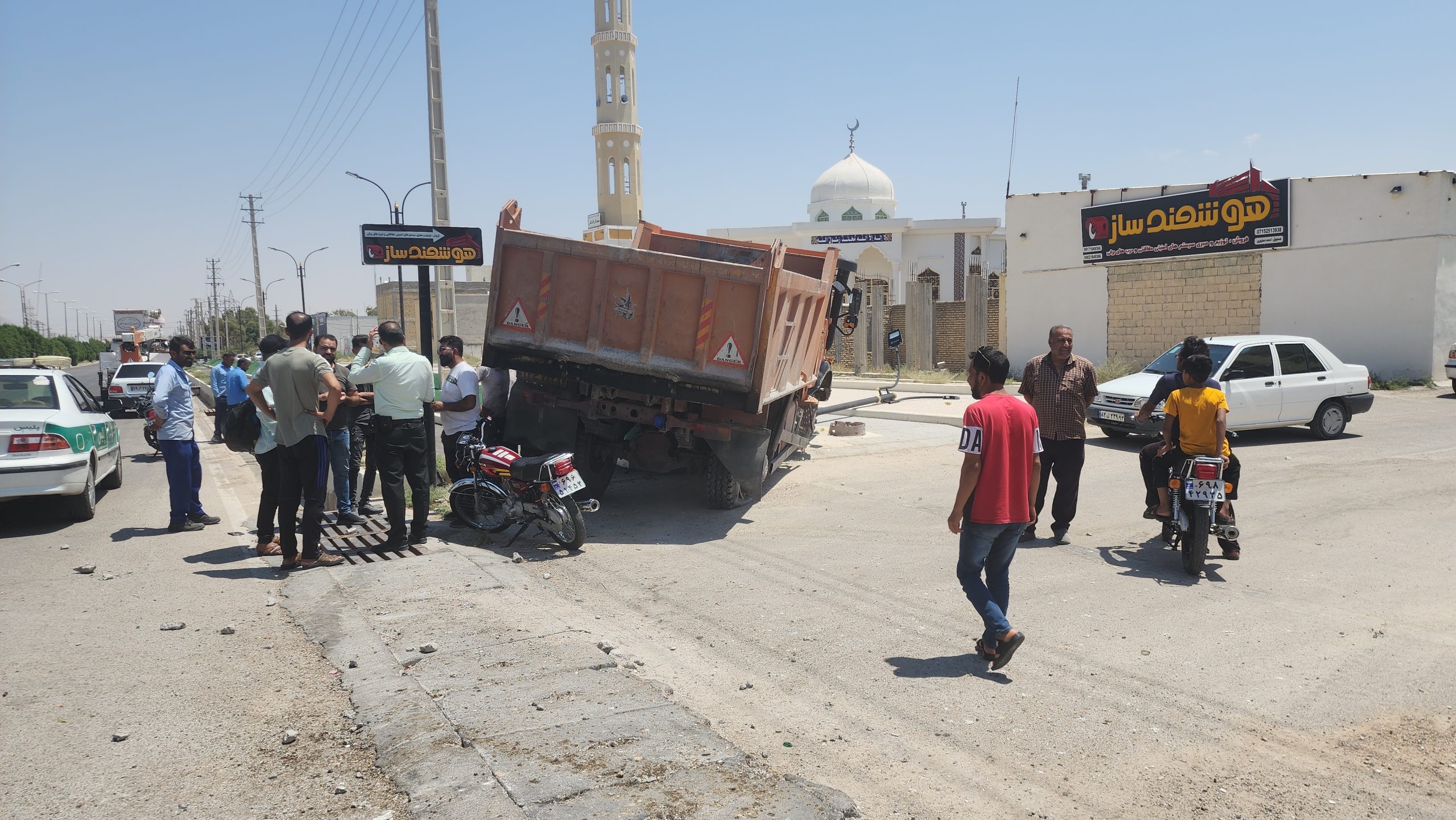 حادثه دلخراش  رانندگی ازانحراف کامیون در بولوار خلیج فارس اوز
