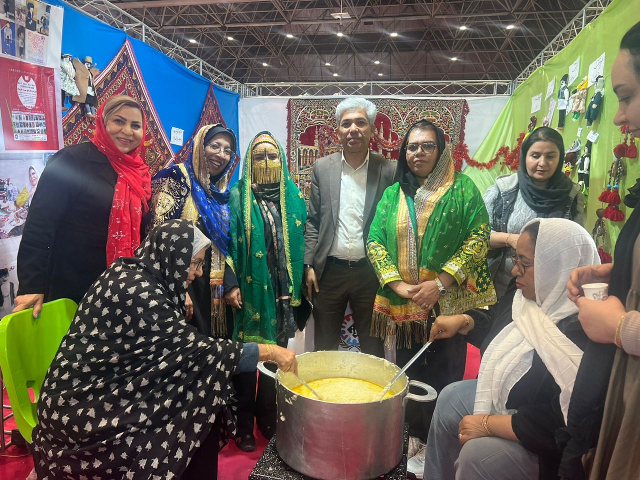 پخت حلوای سفید توسط بانوان اوزی در نمایشگاه غذای سنتی بین المللی فارس