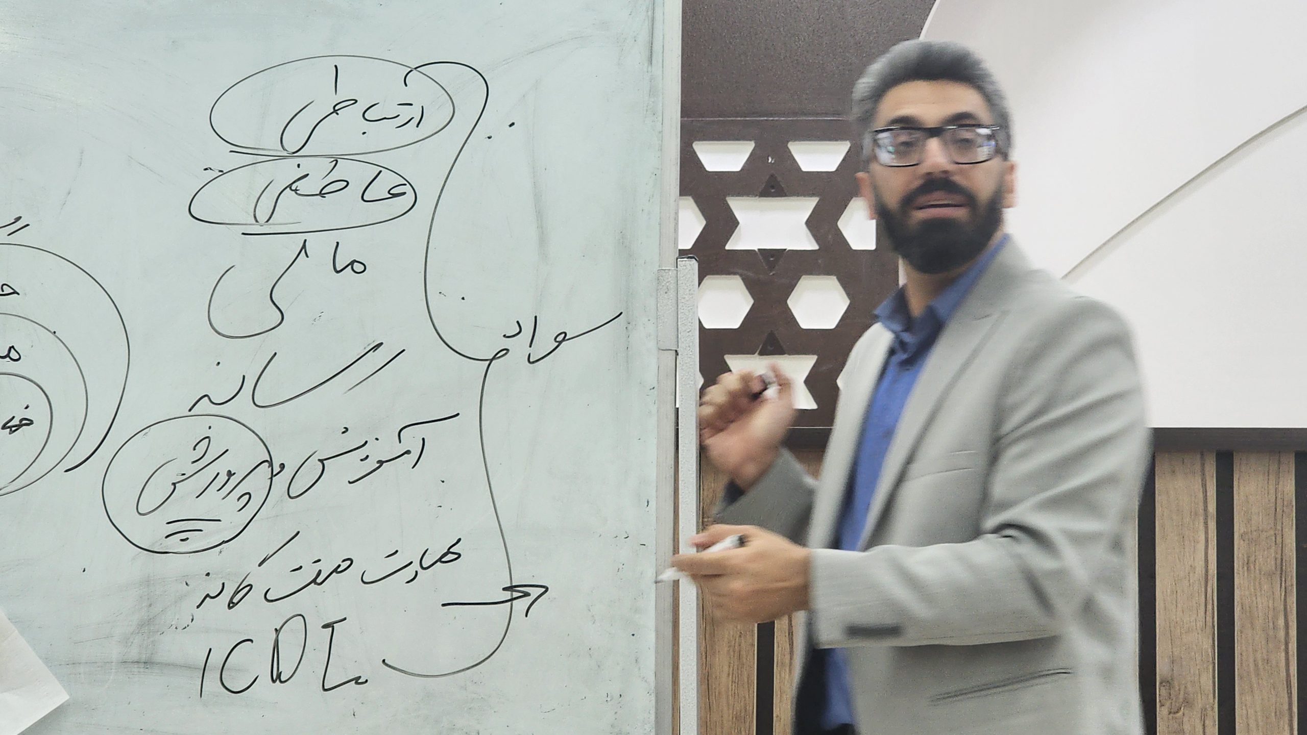 کارگاه سواد رسانه کاری از مرکز اسلامی فارس در اوز: آموزشی مفید، صدایی که به درستی شنیده نشد