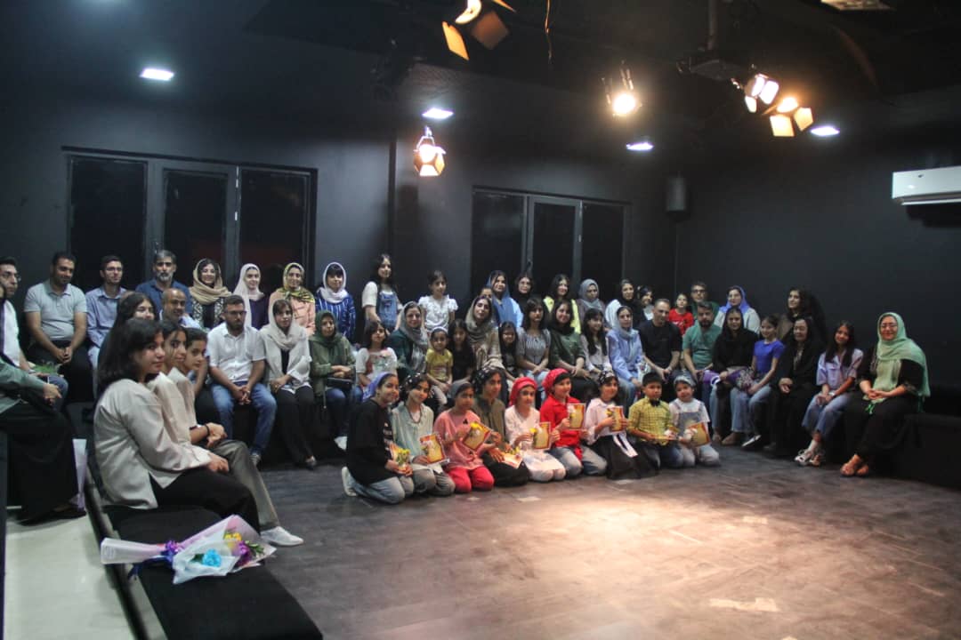 پایان دوره نمایش کودکانه بابادک ها حرف می زنند در تالار نمایش خیام دانشگاه آزاد اوز