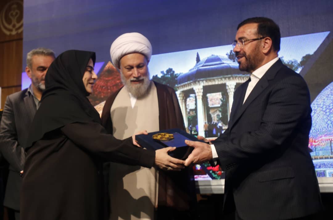 زنی که از اولین ها ی اوز بود، شهرستان را در اولین سال فرمانداری اش  به شهرستان برتر از بین 37 شهرستان فارس رهنمون کرد